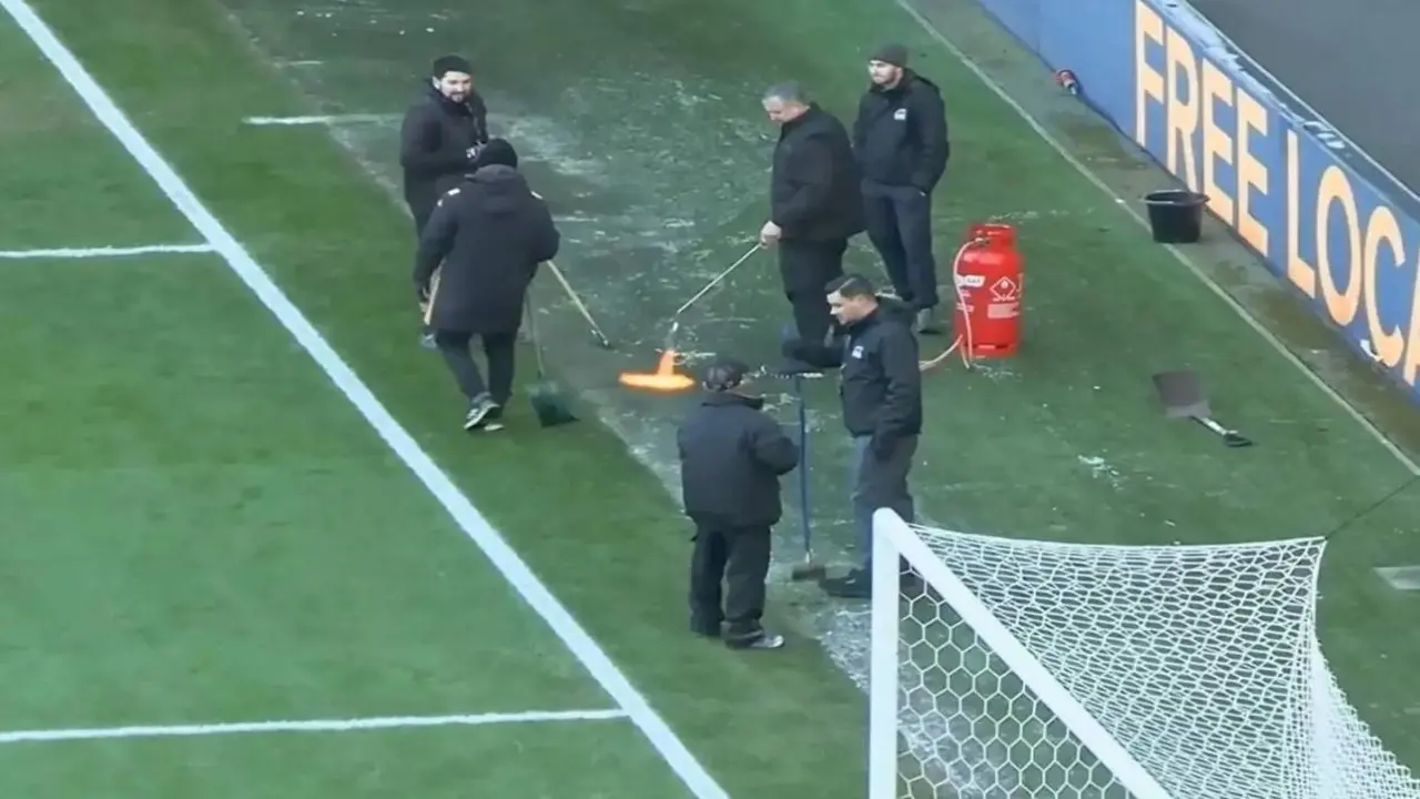 شعلة نار تذيب الجليد.. لحظة غريبة في ملعب إنجلترا خلال الموسم